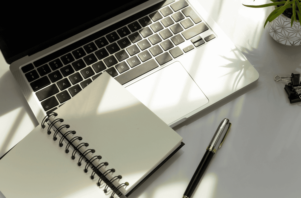 パソコンのあるデスク